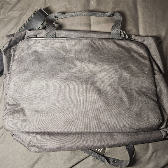 Lululemon Early Embark Duffel Bag Grey NWT - Picture 8 of 10